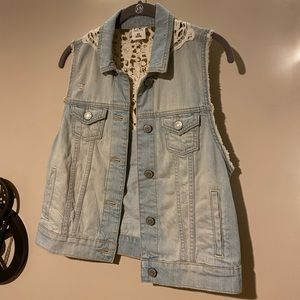 3/$15 ⭐️Denim Vest w/ Lace Detail⭐️